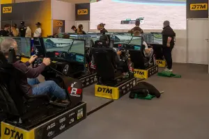 Pilote installé dans un simulateur de course automobile