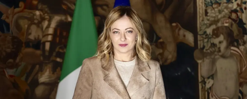 Giorgia Meloni devant les drapeaux italien et européen