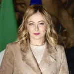 Giorgia Meloni devant les drapeaux italien et européen
