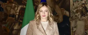 Giorgia Meloni devant les drapeaux italien et européen