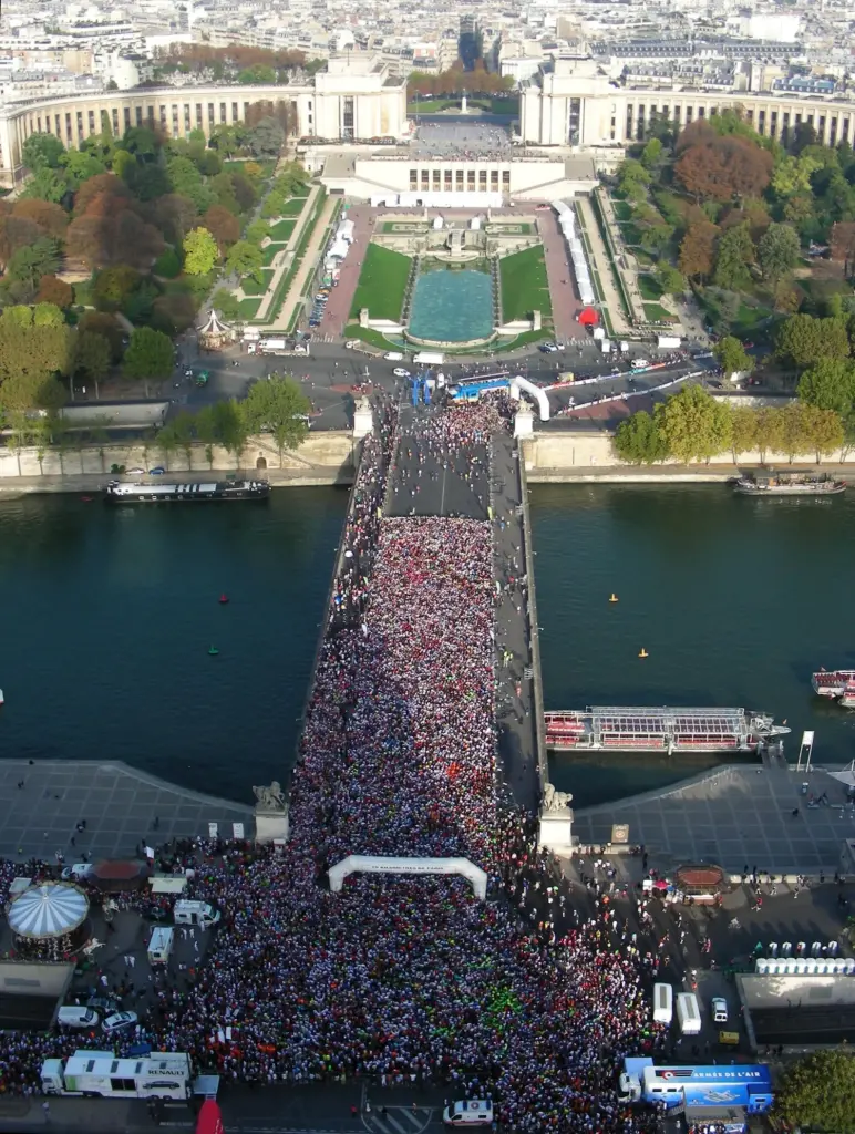 Départ des 20 Kilomètres de Paris vu depuis la tour Eiffel