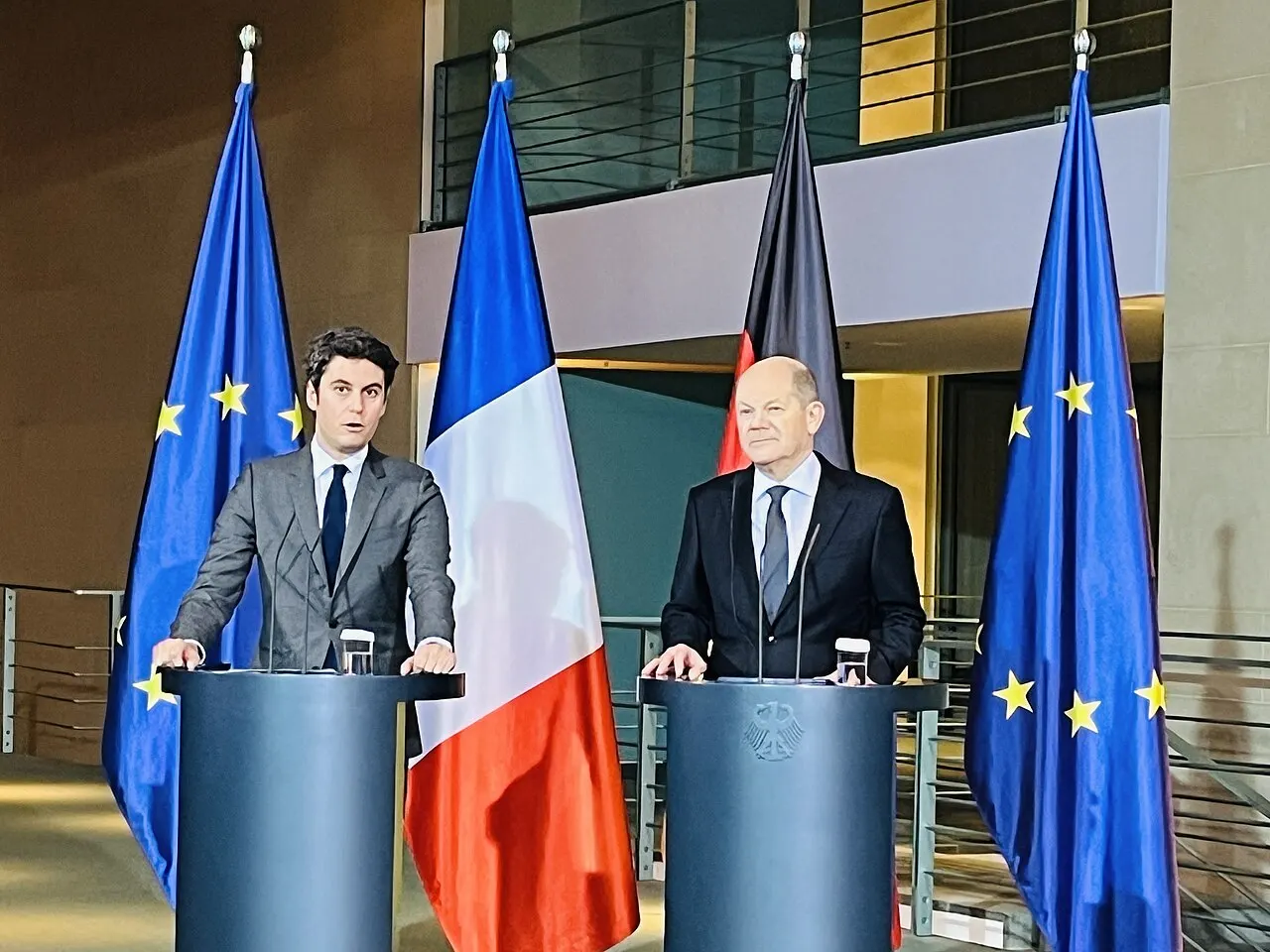Gabriel Attal à gauche avec Olaf Scholz à Berlin en février 2024