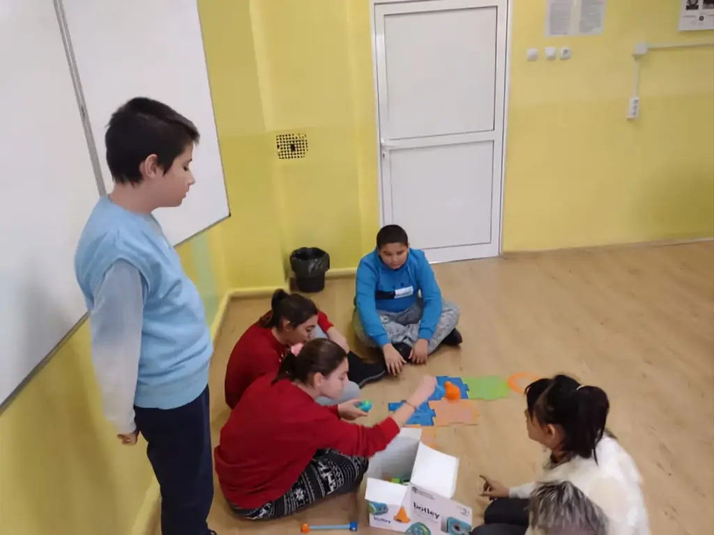 Groupe de personnes suivant une formation à la programmation devant un ordinateur
