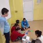 Groupe de personnes suivant une formation à la programmation devant un ordinateur