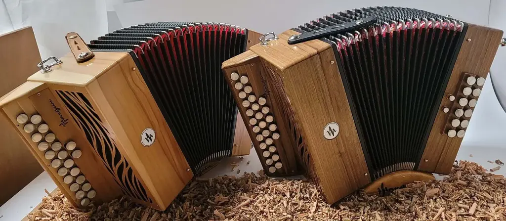 Deux accordéons diatoniques de la manufacture Maugein à Tulle
