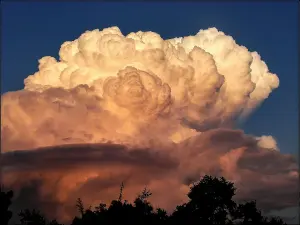 Cumulonimbus dans le ciel du Var au coucher du soleil, image d’archive