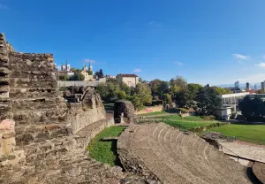 Odéon de Fourvière avec le musée Lugdunum en arrière-plan, archive2022