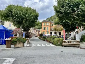 Vue du centre du village d’Isola dans les Alpes-Maritimes.