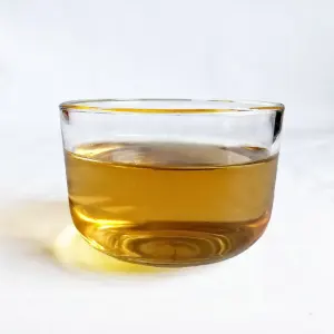 Infusion végétale dans une tasse en verre entourée de feuilles sèches