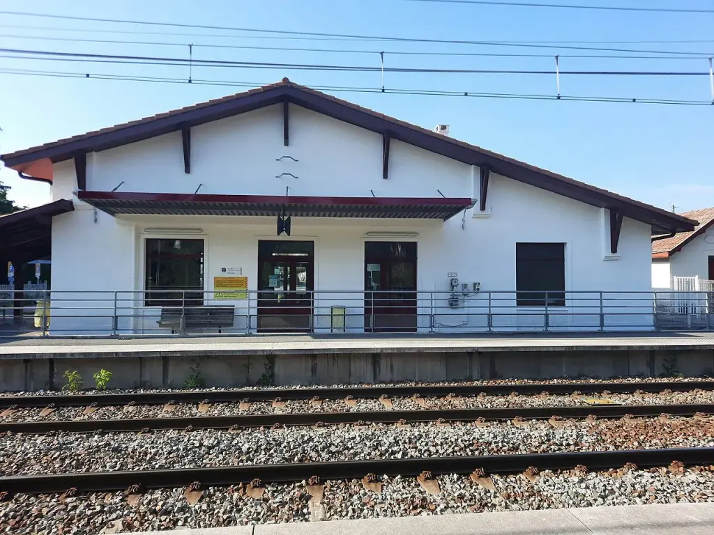 Gare de Saint-Vincent-de-Tyrosse vue depuis les voies