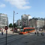 Place de la République au Mans avec un tramway, photographie d’archive