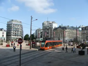 Place de la République au Mans avec un tramway, photographie d’archive