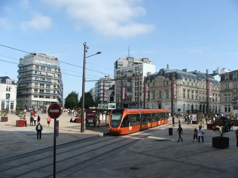 Place de la République au Mans avec un tramway, photographie d’archive