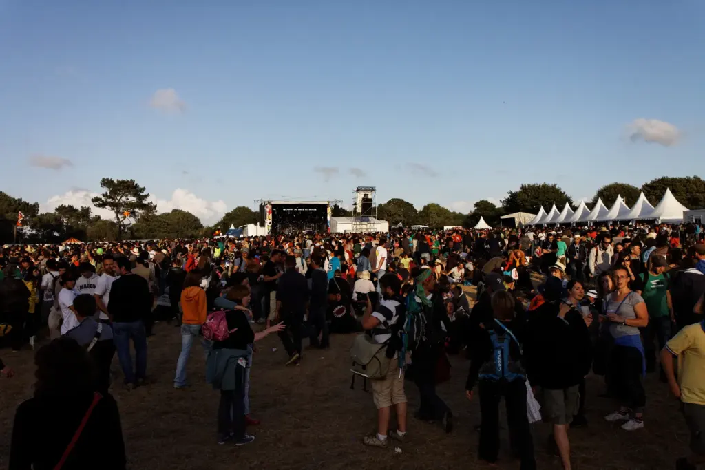 Public et scène du Festival du Bout du Monde à Crozon