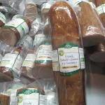 Andouilles de Guémené emballées, étiquettes de l'Atelier de l'Argoat lisibles, au Salon de l'agriculture 2019 (archive)