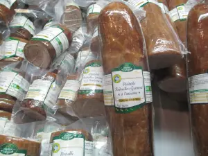 Andouilles de Guémené emballées, étiquettes de l'Atelier de l'Argoat lisibles, au Salon de l'agriculture 2019 (archive)