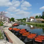 Quai Louis-Tardy à Coulon : rivière, barques touristiques et maisons bien visibles (archive)