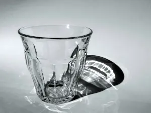 Un verre Picardie transparent de la marque Duralex