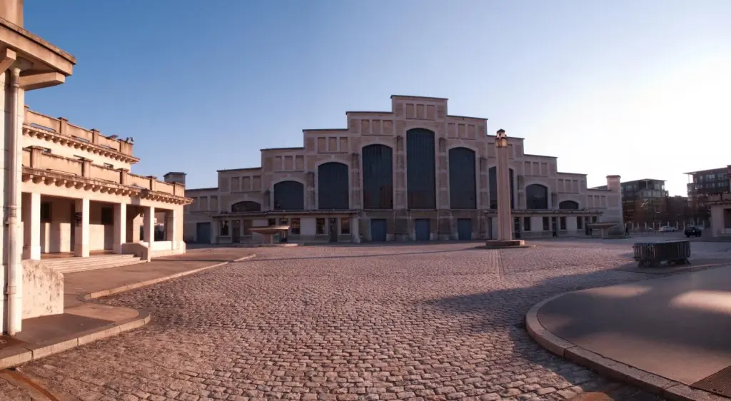 La façade de la Halle Tony Garnier à Lyon, photographie d’archive de 2015