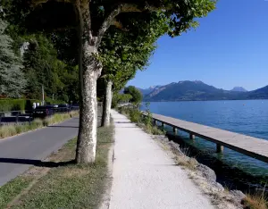 Promenade au bord du lac d’Annecy