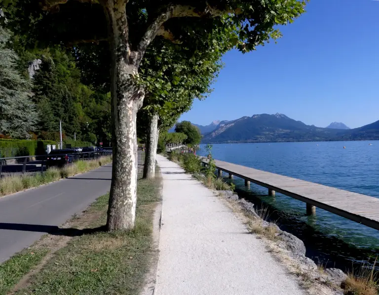 Promenade au bord du lac d’Annecy