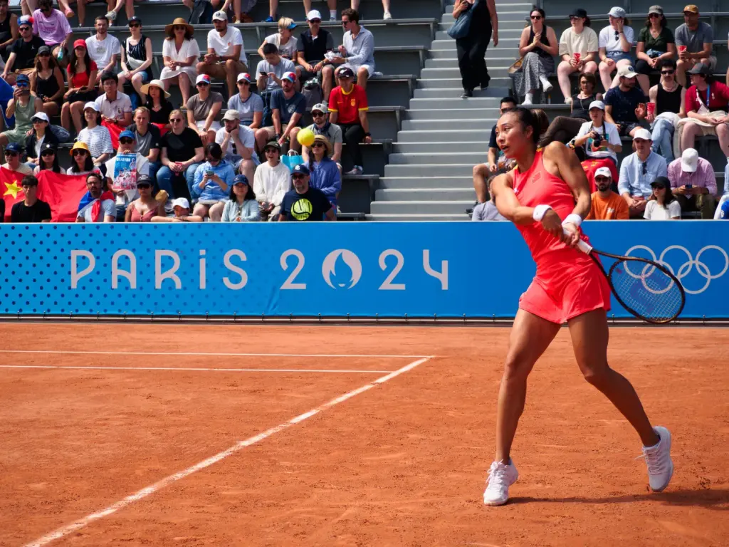 Zheng Qinwen en revers lors du premier tour des Jeux olympiques de Paris, le 28 juillet 2024. Photographie d’archive, distincte de la finale de Pékin 2026.