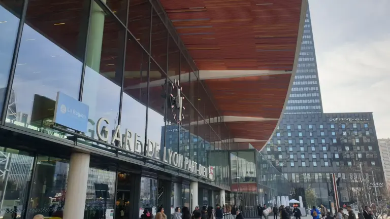 Façade de la gare de Lyon-Part-Dieu côté Béraudier en janvier 2026