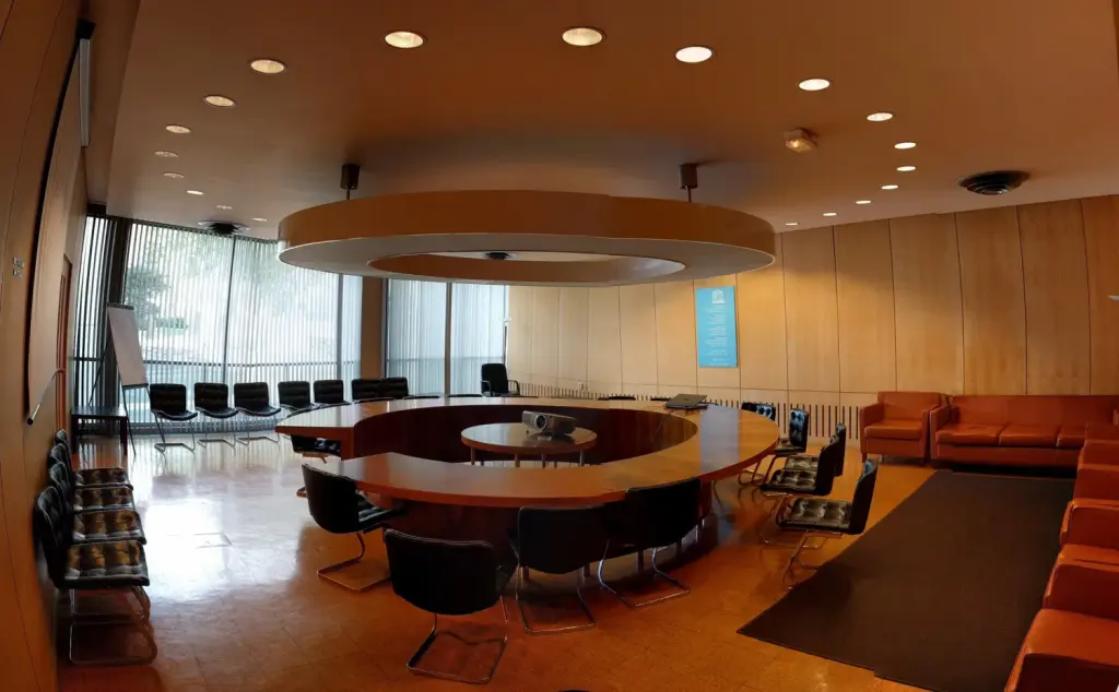 Une salle de conférence au siège de l’UNESCO à Paris