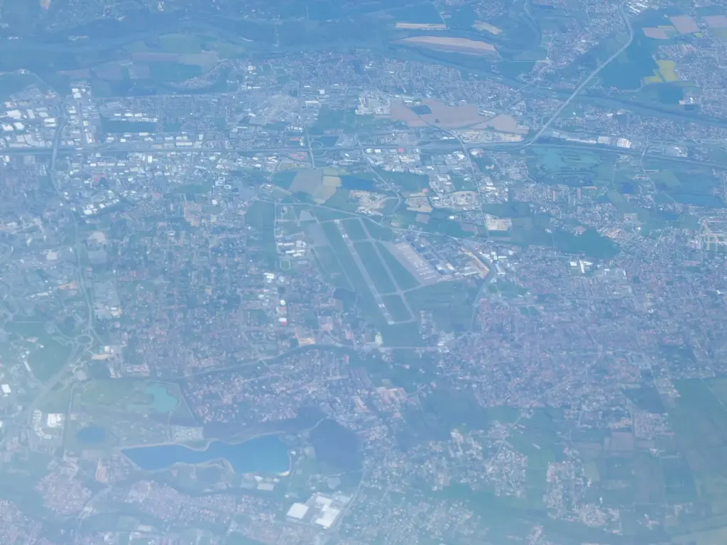 Vue aérienne d’archive des pistes et des bâtiments de Toulouse-Francazal