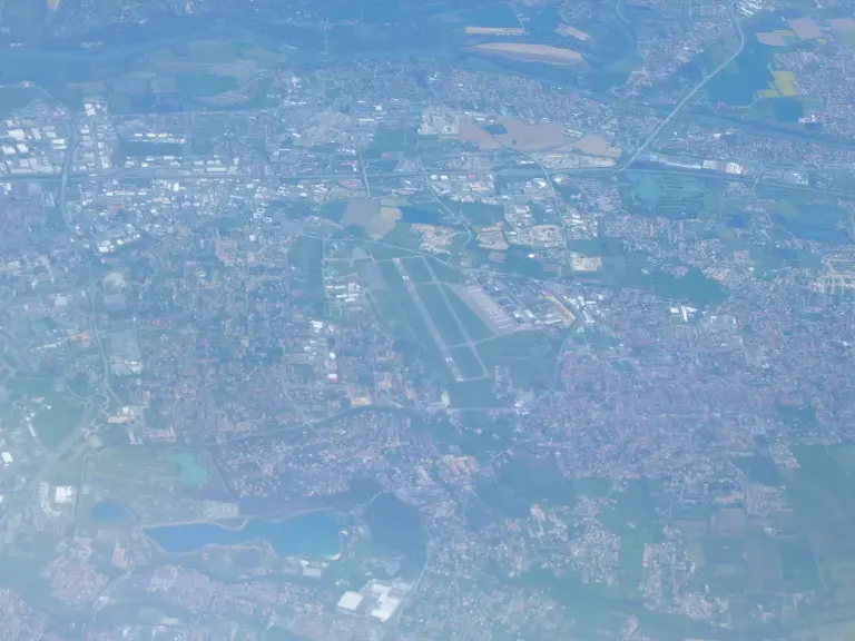 Vue aérienne d’archive des pistes et des bâtiments de Toulouse-Francazal