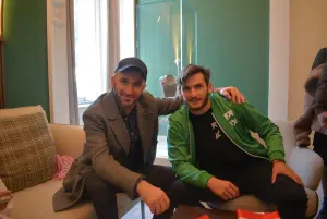 Khvicha Kvaratskhelia souriant lors d’une rencontre publique en 2022