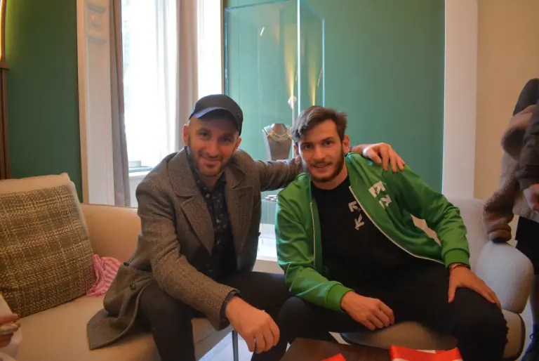 Khvicha Kvaratskhelia souriant lors d’une rencontre publique en 2022
