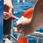 Prélèvements de microalgues en mer au large de Concarneau