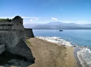 Plage Saint-François, mer et citadelle d’Ajaccio en mars 2005