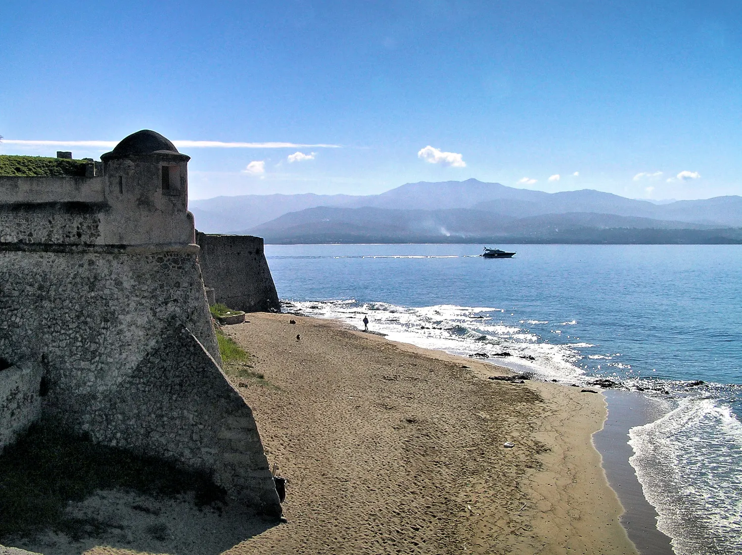 La plage Saint-François et la citadelle d’Ajaccio en mars 2005