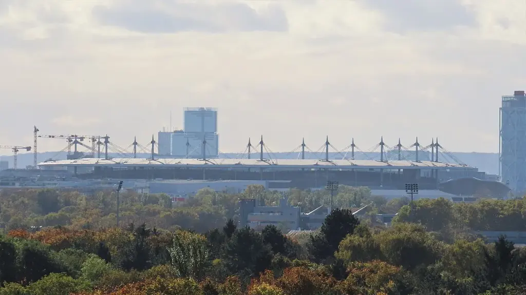 Vue extérieure du Stade de France depuis le parc Georges-Valbon