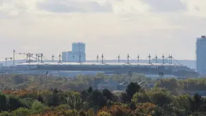 Vue extérieure du Stade de France depuis le parc Georges-Valbon