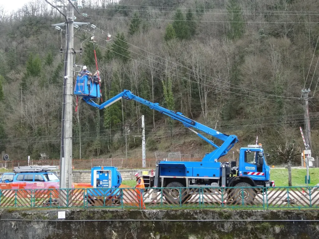 Une équipe Enedis intervient en nacelle sur une ligne électrique