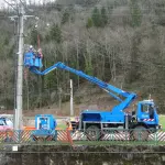 Une équipe Enedis intervient en nacelle sur une ligne électrique