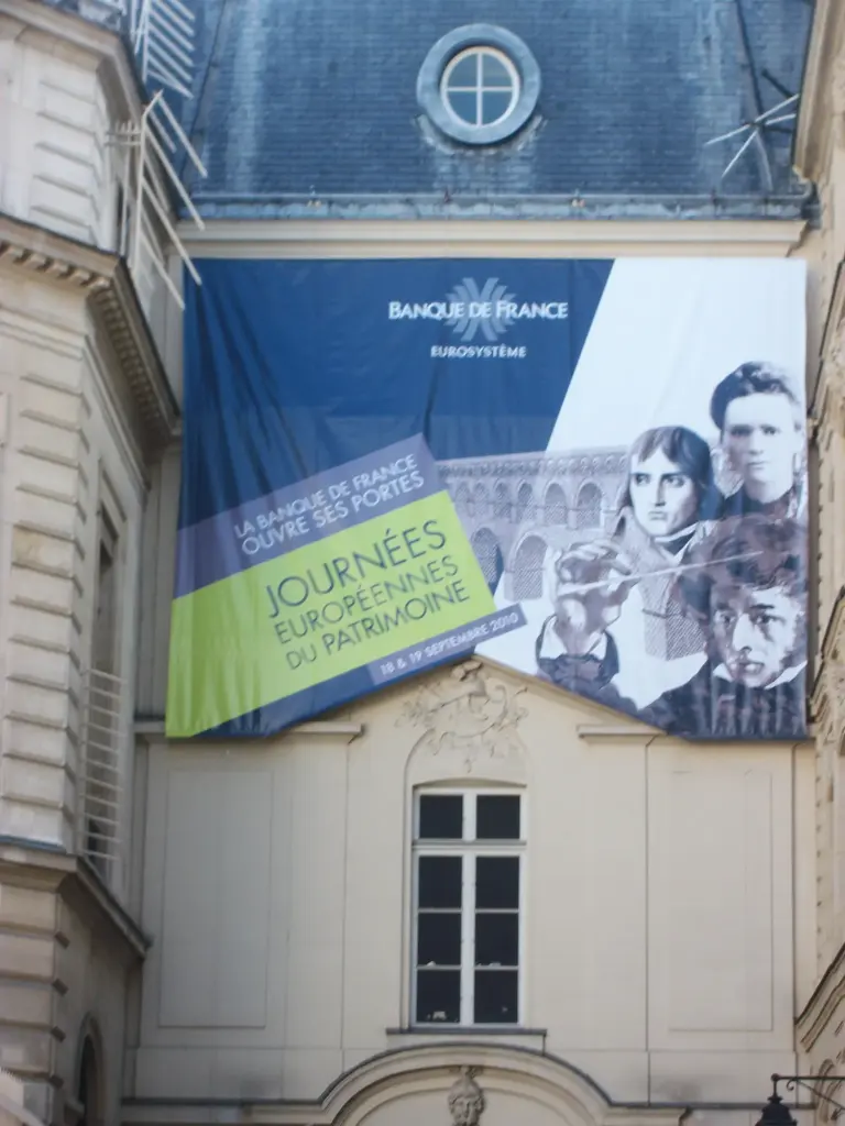 Façade de la Banque de France avec une bâche des Journées européennes du patrimoine 2010