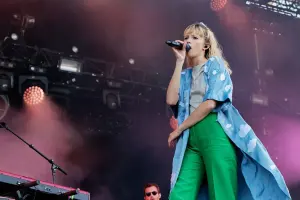Angèle en concert aux Vieilles Charrues en 2018