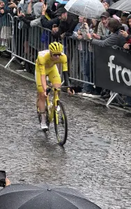 Tadej Pogačar sur les pavés de Montmartre pendant le Tour de France 2025