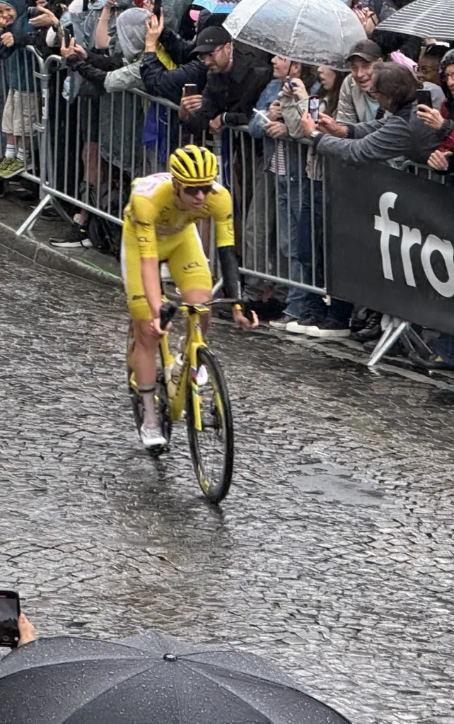 Tadej Pogačar sur les pavés de Montmartre pendant le Tour de France 2025