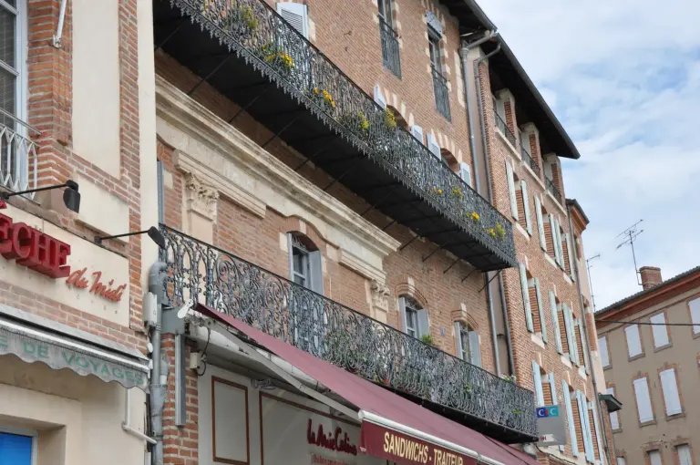 Vue d’archive de la place du Vigan à Albi en mai 2013