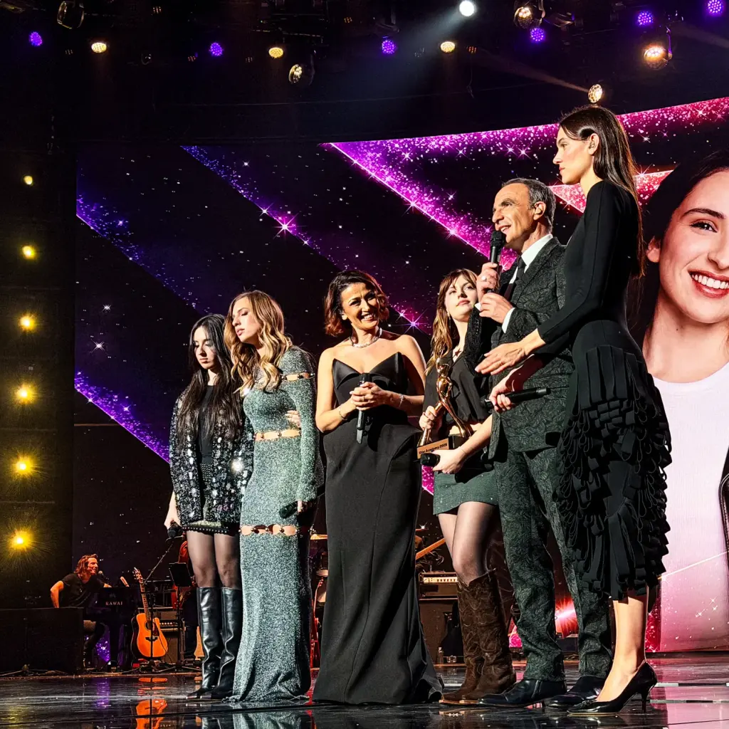 Photographie de groupe sur le plateau de la Star Academy avec Marine Delplace, archive de février2026
