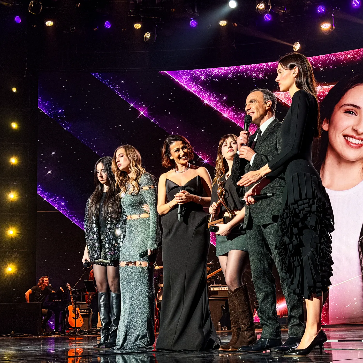 Photographie de groupe sur le plateau de la Star Academy avec Marine Delplace, archive de février2026