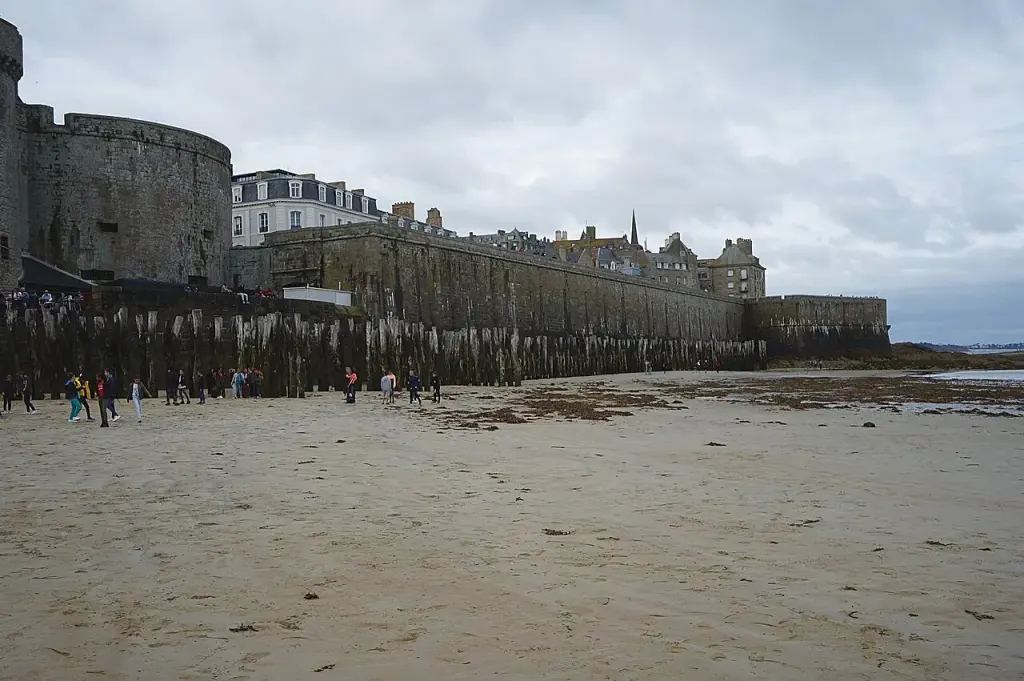 Les remparts de Saint-Malo et la plage de l’Éventail sous un ciel nuageux