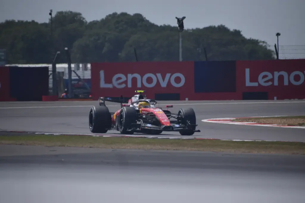 Lewis Hamilton au volant de sa Ferrari en 2026