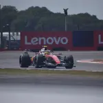 Lewis Hamilton au volant de sa Ferrari en 2026