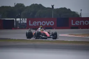 Lewis Hamilton au volant de sa Ferrari en 2026